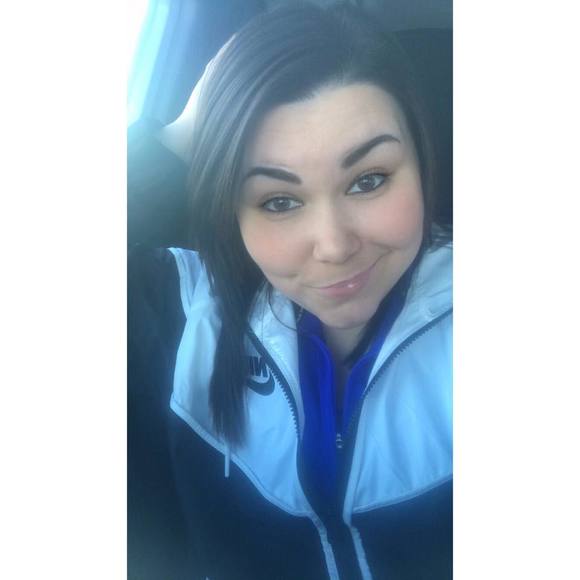 Meet your Posher, Nicole - Picture 1 of 1